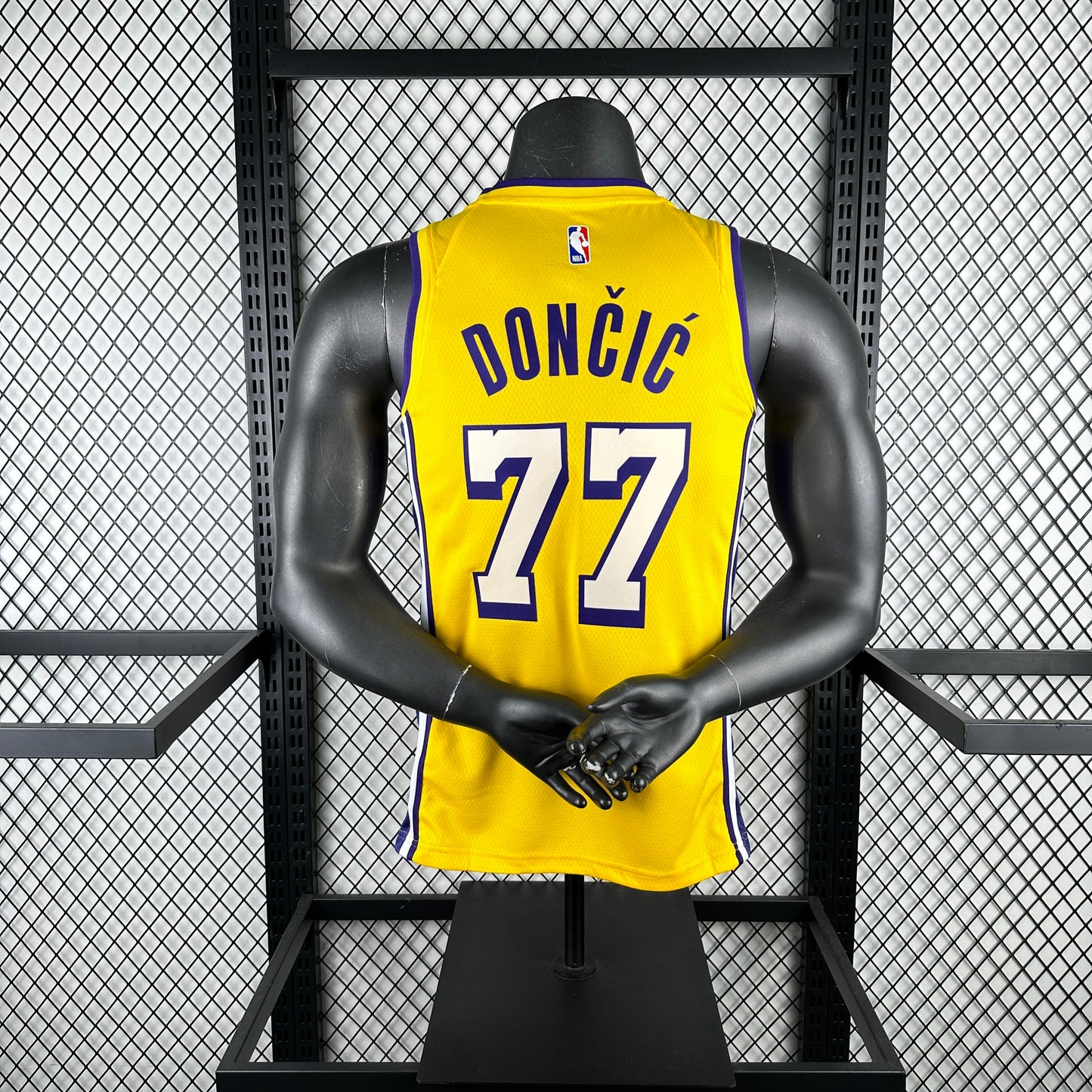 Lakers V-neck Yellow 77 # Dončić