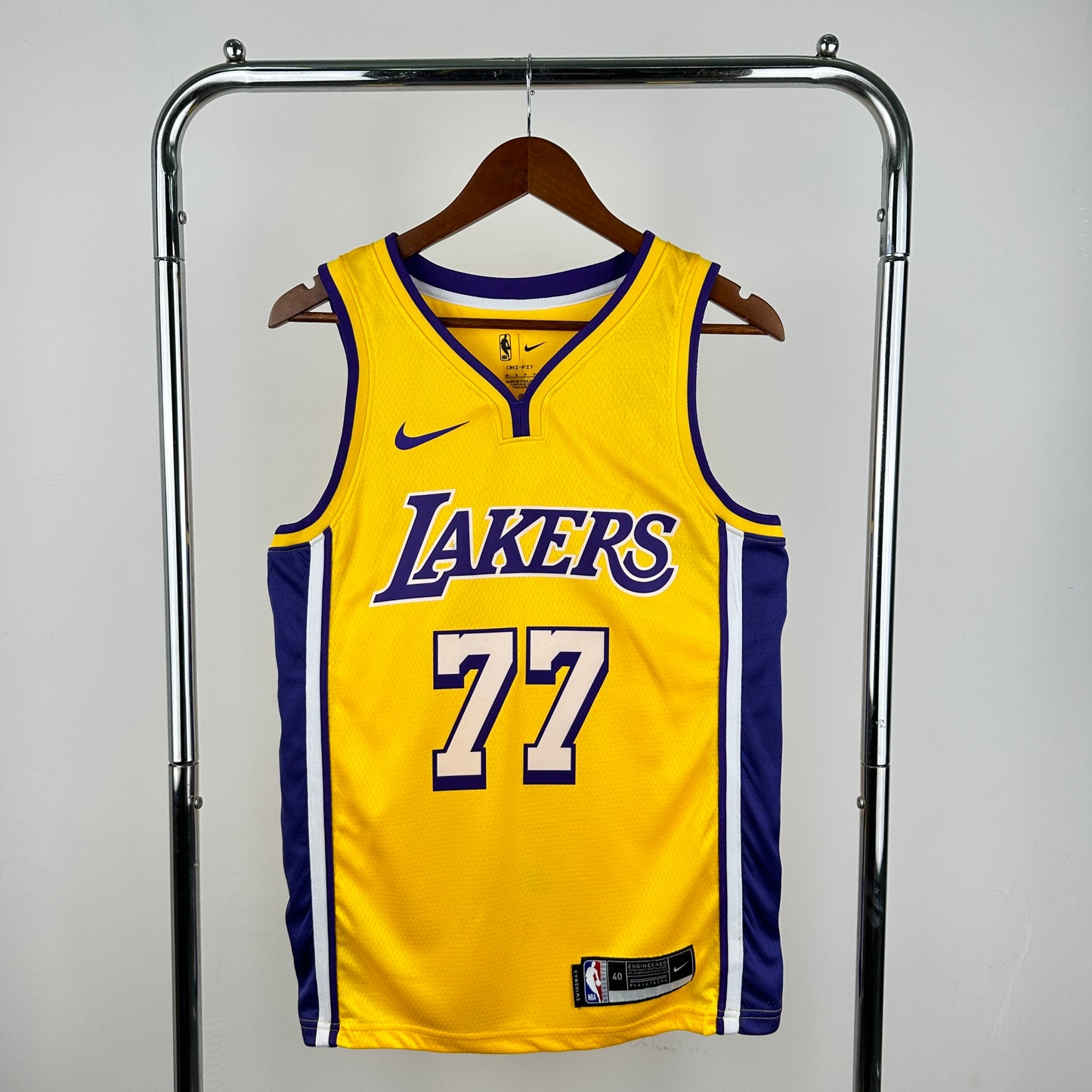 Lakers V-neck Yellow 77 # Dončić