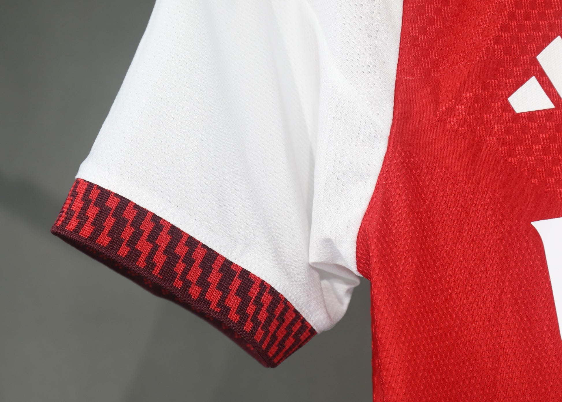 Arsenal 2026/27 home player version mouw detail