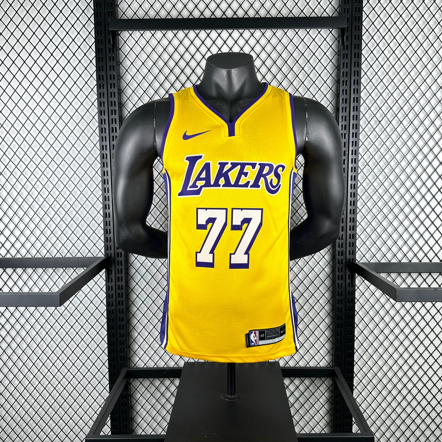 Lakers V-neck Yellow 77 # Dončić