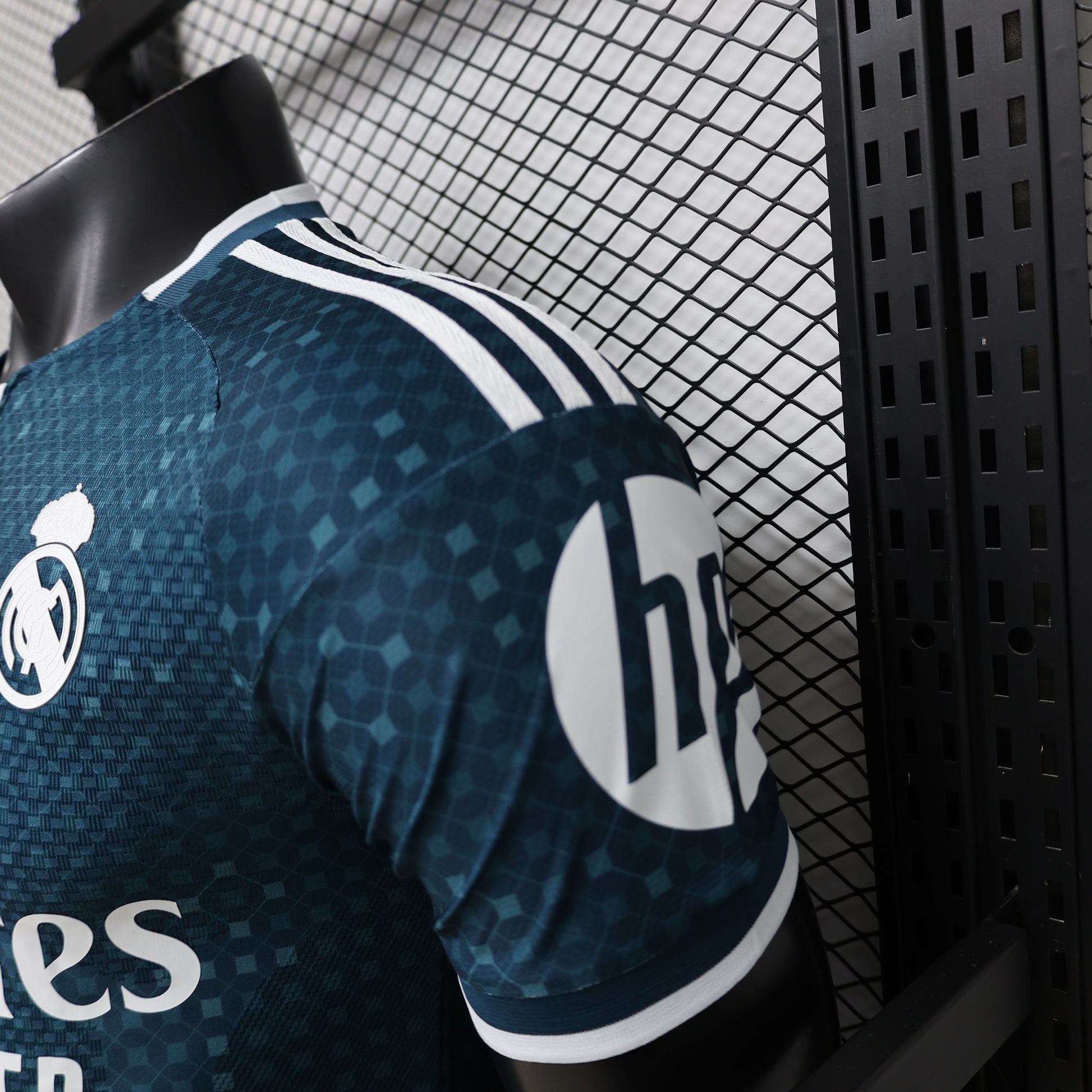 Real Madrid 2026/27 away player version mouw detail